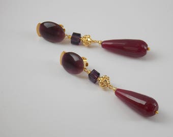 Boucles d'oreilles pendantes, en perle d'agate facettée rouge foncé et cabochon de verre prune.