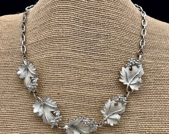 Vintage White Choker. Sarah Cov. Whispering Leaves Grape and Leaf 16 Inch Necklace. 1960s Sarah Coventry. Spring Summer Jewelry. Mom Gift