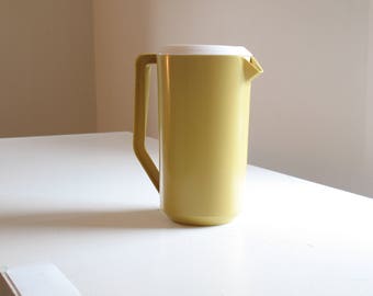 Vintage 1970s Gold Rubbermaid Pitcher / retro boho kool aid pitcher / 2 quart / tupperware pitcher