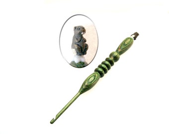 Handmade Wood Crochet Hook Whimsical Buck Toothed Beaver size E