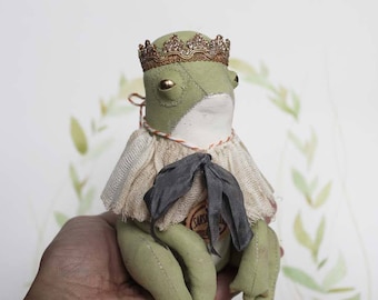 Textile Künstlerfigur Froschkönig im Primitive Folk Art Stil mit Krone von FilASophie