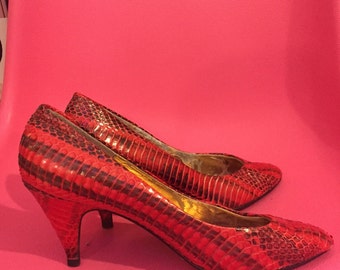 1960S // CHANCE ENCOUNTERS // Size 7.5 2.5 Inch Red Snake Skin Pumps