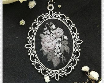 GR6 Gray roses necklace