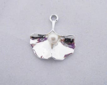 23 x 21 mm silver ginkgo leaf charms. (9075121)