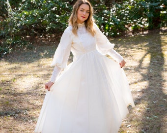 Vintage Wedding Dress // Lace Wedding Dress // Pearl Wedding Dress // Vintage Bride // Vintage Gown // Wedding Gown // 1970s Wedding Dress