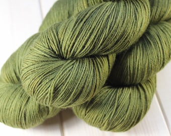 Skein hand dyed - Fingering - superwash Merino and Nylon (75/25) - 100 g / m 425 - spinach