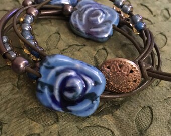Leather wrap beacelet with ceramic beads and vintage button (avg-lg)