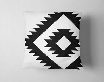 Oversized navajo tribal pattern throw pillow - Black and white