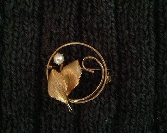 Vintage 1940s Flower Brooch Gold Tone Faux Pearl - #284