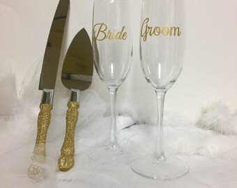 gold cake cutting set, bride and groom, mr and mrs toasting flutes, gold wedding theme, champagne flutes, cake server