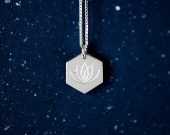 Hexagon Lotus Charm Necklace. Silver Lotus Necklace. Buddhist Jewelry. Lotus Flower. Gift For Her. Minimalist Jewelry. Yoga. Lotus Ketting