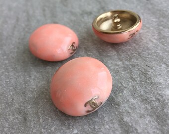 CHANEL pink round button with gold cc