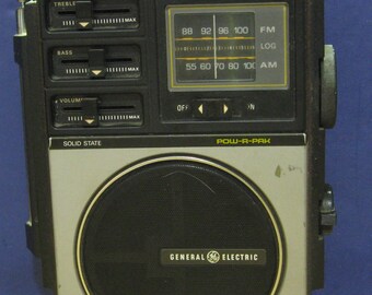 General Electric AM / FM Portable Radio 7-2890A - 1977 Vintage - GE