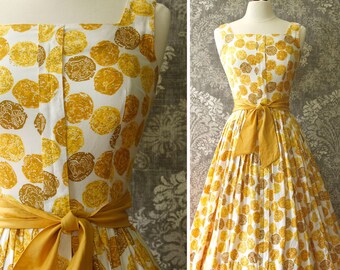 vintage 1950s dress <> 1950s cotton print dress <> 50s novelty print dress <> sleeveless 50s cotton day dress <> yellow novelty print dress