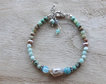 Bracelet of semi precious stone and freshwater pearl