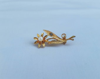 Vintage Gold Tone Flower Pin | brooch