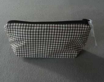 Cosmetic case with zipper
