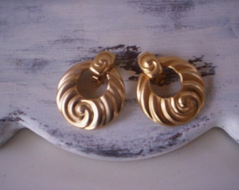 Vintage gold clip on earrings/Clip on dangle earrings/Reused earrings/Vintage dangly jewelry/Gold tone clip on earrings/Dangle earring