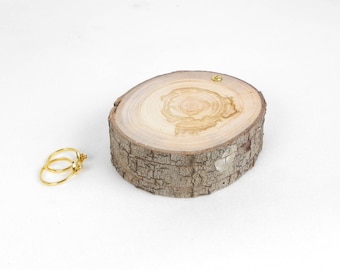 Box ring keeper is handmade in a slice of wood, rustiqu wooden holder