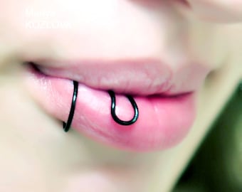 NEW No Piercing Comic Smile Tongue Black Lip Ring Cuff/joking cartoon motive/fake lip lippen piercing/piercing imitation/faux lèvre piercing