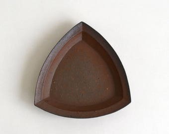 Bizen ware Triangle Plate (M) 01; Hitoshi Morimoto (16006003-M01)
