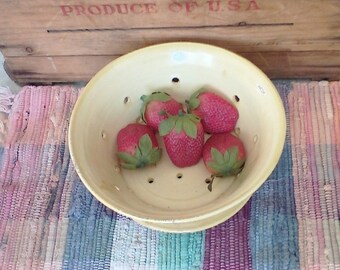 Handmade berry bowl - Handmade ceramic colander - Rustic fruit bowl - Pottery berry bowl - modern - creamy yellow berry bowl - berry1004