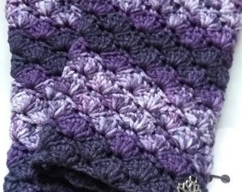 Warm crochet fingerless gloves in blooming purple.