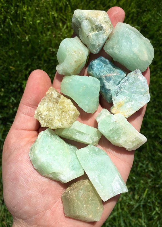 raw aquamarine stone