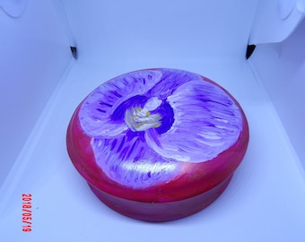 With its flower round jewelry box