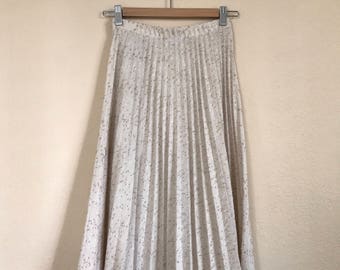 High Waisted VINTAGE Cream Pleated Skirt