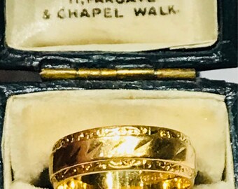 Vintage patterned 22ct gold wedding ring - hallmarked Birmingham 1962