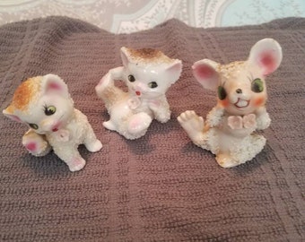 Beige mouse and cats playing spaghetti look figurines