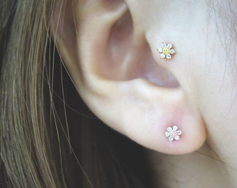 Dainty flower earring/Piercing/Tragus Earring/Cartilage earring/Tragus Piercing/Earring/Helix Earring/conch piercing/Flower earring/Tragus