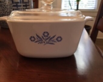 Vintage Corningware 1 3/4 casserole dish with lid.