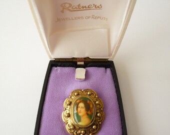 Scarf Holder, by Ratners, Jwellers of Repute
