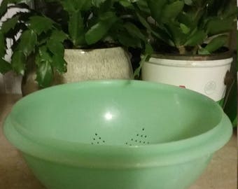 Vintage 1970s Tupperware Jadeite Green Colander / Strainer #339-3