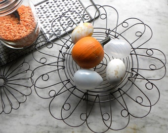 Antique French Bakery Cafe x-Large 12 3/4" Wire Ware PATISSERIE Trivet Serving, Cooling Basket Crimped Wire NO RUST Very Well Taken Care Of