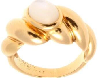 Van Cleef & Arpels Moonstone Gold Ring