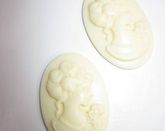 2 pretty faces resin ivory 30mm