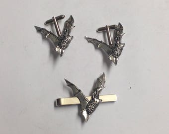 Long-Eared Bat c19 su A coppia di gemelli con A cravatta Slide impostare fatta da inglese moderno Pewter
