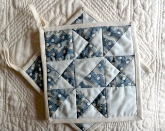 Patchwork Potholders "Star" in blue and white