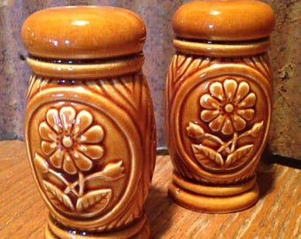 Vintage Ceramic Salt and Pepper Shaker 1960's Brown Flower, Japan