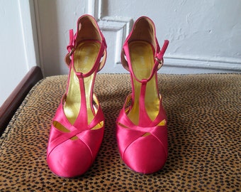 Miu Miu / Red Satin Shoes / Mary Jane Pumps / Stacked / Block Heels / Round Toe / DESIGNER Shoes / Stacked Heel / Made in Italy / Size 9