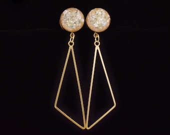 Pearl Crushed Shell Geometric Triangle Dangle Plugs /16g, 10g, 6g, 4g, 2g, 0g, 00g, 7/16, 1/2, 9/16, 5/8, 11/16, 3/4 /Wedding Hanging Gauges