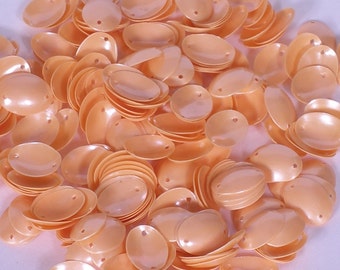 100 SEQUINS OVAL..............PEACH/KBOS365