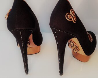 Pumps Shoes Buty Schuhe "Monsignore at the court of Louis XIV" Soutache Sutasz Fleur de Lys Lily Lilia Lilie Statement