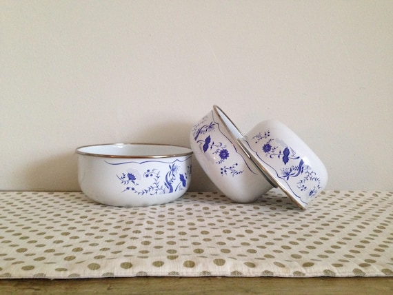 Set of 3 Vintage Metal Bowls / Vintage Mixing Bowls Set of 3 Set of 3 Vintage Metal Bowls / Vintage Mixing Bowls Set of 3