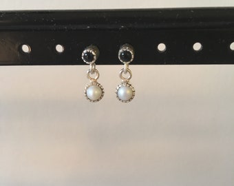 Mini onyx and pearl dangle earring