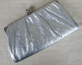 Vintage jaren 1950 Shiny Silver avond koppeling 50s Metallic zilver Vinyl koppeling