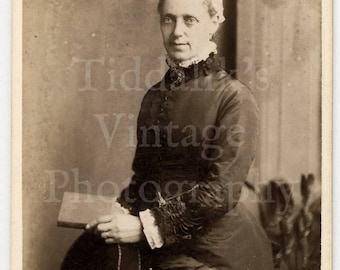 CDV Carte de Visite Photo - Victorian Old Woman, Lace Collar, Bonnet, Reading Book Portrait- J W Thomas of Hastings England - Antique Photo